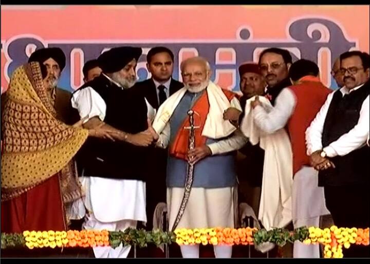 ਉਨ੍ਹਾਂ ਤੁਰੰਤ ਆਪਣੇ ਪਤੀ ਦੀ ਬਾਂਹ ਫੜਦਿਆਂ ਪੀਐਮ ਮੋਦੀ ਨਾਲ ਹੱਥ ਮਿਲਾਉਣ ਲਈ ਅੱਗੇ ਕਰਵਾ ਦਿੱਤੀ ਤੇ ਮਾਮਲਾ ਗੰਭੀਰ ਹੋਣ ਤੋਂ ਟਾਲ ਦਿੱਤਾ।