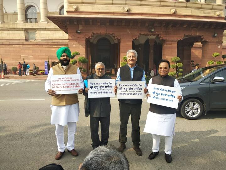 ਇੱਧਰ ਪ੍ਰਧਾਨ ਮੰਤਰੀ ਨਰੇਂਦਰ ਮੋਦੀ ਕਰਤਾਰਪੁਰ ਲਾਂਘੇ 'ਤੇ ਲੋਕਾਂ ਦਾ ਧੰਨਵਾਦ ਲੈਣ ਗੁਰਦਾਸਪੁਰ ਪਹੁੰਚੇ ਹੋਏ ਸਨ। ਪਰ ਇੱਧਰ ਸੰਸਦ ਭਵਨ ਦੇ ਬਾਹਰ ਪੰਜਾਬ ਦੇ ਸੰਸਦ ਮੈਂਬਰਾਂ ਨੇ ਮੋਦੀ ਸਰਕਾਰ ਵਿਰੁੱਧ ਹੀ ਮੋਰਚਾ ਖੋਲ੍ਹ ਦਿੱਤਾ। 