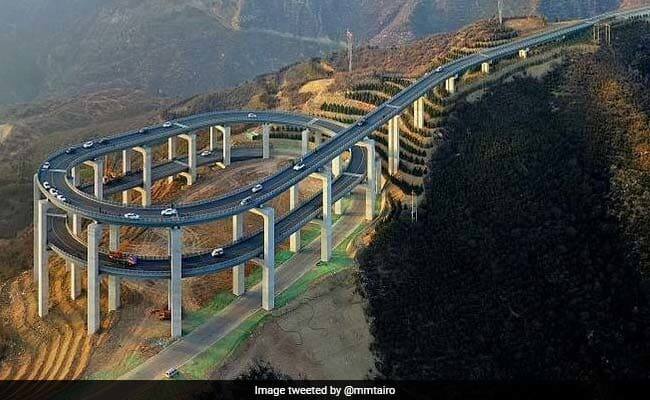 ਚੀਨ ਨੇ ਪਹਾੜਾਂ ‘ਤੇ ਬਣਾਇਆ ਤਿੰਨ ਮੰਜ਼ੀਲਾ ਪੁਲ, ਦੇਖਣ ਵਾਲੇ ਹੋ ਰਹੇ ਨੇ ਹੈਰਾਨ This highway in China looks like a life-sized Hot Wheels track ਚੀਨ ਨੇ ਪਹਾੜਾਂ ‘ਤੇ ਬਣਾਇਆ ਤਿੰਨ ਮੰਜ਼ੀਲਾ ਪੁਲ, ਦੇਖਣ ਵਾਲੇ ਹੋ ਰਹੇ ਨੇ ਹੈਰਾਨ