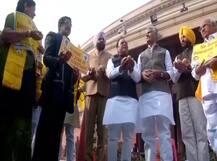 ਕਾਂਗਰਸ 'ਚ ਨਵਾਂ ਕਲੇਸ਼! ਖੇਤੀ ਕਾਨੂੰਨਾਂ ਵਿਰੁੱਧ ਕਿਉਂ ਨਹੀਂ ਡਟ ਰਹੇ ਦੂਜੇ ਰਾਜਾਂ ਦੇ ਸੰਸਦ ਮੈਂਬਰ? ਜਾਖੜ ਨੇ ਉਠਾਇਆ ਸਵਾਲ