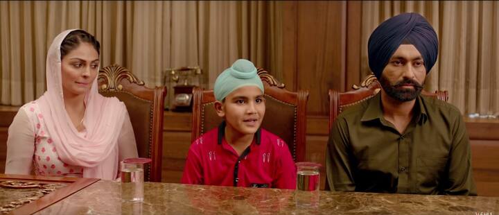 ਹਾਲ ਹੀ ‘ਚ ਫ਼ਿਲਮ ਦਾ ਟ੍ਰੇਲਰ ਰਿਲੀਜ਼ ਹੋਇਆ ਹੈ। ਫਿਲਮ ਦੀ ਕਹਾਣੀ ਇੱਕ ਜੋੜੇ ਦੇ ਦੁਆਲੇ ਘੁੰਮਦੀ ਹੈ ਜੋ ਆਪਣੇ ਬੱਚੇ ਨੂੰ ਇੱਕ ਮਹਿੰਗੇ ਸਕੂਲ ਵਿੱਚ ਪੜ੍ਹਨ ਭੇਜਦੇ ਹਨ ਪਰ ਜਿਵੇਂ-ਜਿਵੇਂ ਕਹਾਣੀ ਅੱਗੇ ਵਧਦੀ ਹੈ ਤੇ ਹਾਲਾਤ ਬਦਲਦੇ ਹਨ ਤਾਂ ਬੱਚਾ ਆਪਣੇ ਮਾਤਾ-ਪਿਤਾ ਨੂੰ ਬਾਕੀ ਬੱਚਿਆਂ ਦੇ ਮਾਤਾ-ਪਿਤਾ ਦੇ ਮੁਕਾਬਲੇ ਨੀਵਾਂ ਸਮਝਣਾ ਸ਼ੁਰੂ ਕਰ ਦਿੰਦਾ ਹੈ।