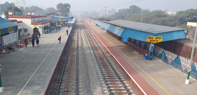 ਪਰ ਉੱਤਰ ਰੇਲਵੇ ਦੇ ਜੀਐਮ ਦੇ ਨਾਲ ਮੋਗਾ ਰੇਲਵੇ ਸਟੇਸ਼ਨ ਦੀ ਨਵੀਂ ਦਿੱਖ ਮਿਲ ਗਈ। ਇੱਕ ਦਿਨ ਲਈ ਮੋਗਾ ਦੇ ਰੇਲਵੇ ਸਟੇਸ਼ਨ ਨੂੰ ਰੇਲਵੇ ਵਿਭਾਗ ਦੇ ਕਰਮਚਾਰੀਆਂ ਨੇ ਲਾਗਏ ਭਾਂਤ-ਭਾਂਤ ਦੇ ਫੁੱਲਾਂ ਵਾਲੇ ਬੂਟੇ, ਪਾਰਕਿੰਗ ਦੀ ਸਫਾਈ ਕੀਤੀ ਅਤੇ ਸਟੇਸ਼ਨ 'ਤੇ ਗੰਦਗੀ ਦਾ ਨਾਮੋ ਨਿਸ਼ਾਨ ਨਹੀਂ ਦੇਖਣ ਨੂੰ ਮਿਲ ਰਿਹਾ ਸੀ।