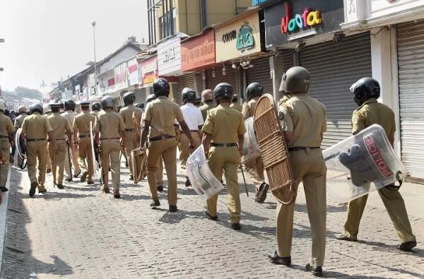 sabarimala row bombs hurled at houses of left leaders in kerala several arrest ਸਬਰੀਮਾਲਾ ਮੰਦਰ ’ਚ ਮਹਿਲਾਵਾਂ ਦੀ ਐਂਟਰੀ ਬਾਅਦ ਵਿਗੜਿਆ ਮਾਹੌਲ, ਚਾਰ ਥਾਈਂ ਬੰਬ ਨਾਲ ਹਮਲੇ, 110 ਗ੍ਰਿਫ਼ਤਾਰ