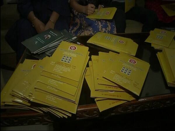 ਵ੍ਹੱਟਸਐਪ ਥੀਮ ਵਾਲੇ ਇਸ ਕਾਰਡ ਉੱਪਰ ‘ਅਨਲਾਕ ਇਨਵੀਟੇਸ਼ਨ’ ਲਿਖਿਆ ਹੋਇਆ ਹੈ। ਚਿੰਤਨ ਨੇ ਇਸ ਕਾਰਡ ਨੂੰ ਡਿਜ਼ਾਈਨ ਕਰਨ ਵਾਸਤੇ ਇੱਕ ਹਫ਼ਤੇ ਦਾ ਸਮਾਂ ਲਿਆ। ਵ੍ਹੱਟਸਐਪ ਲੋਗੋ ਦੀ ਬਜਾਇ ਭਗਵਾਨ ਗਣੇਸ਼ ਦੀ ਫੋਟੋ ਲਾਈ ਗਈ ਹੈ।