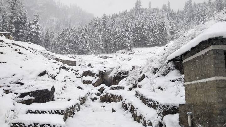 ਤਾਜ਼ਾ ਬਰਫ਼ਾਬਾਰੀ ਹੋਣ ਨਾਲ ਇਲਾਕੇ ਵਿੱਚ ਠੰਢ ਹੋਰ ਵਧ ਗਈ ਹੈ।