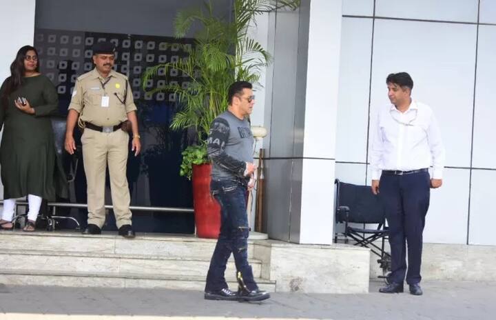 ਏਅਰਪੋਰਟ ’ਤੇ ਸਲਮਾਨ ਆਪਣੇ ਦਬੰਗ ਅੰਦਾਜ਼ ਵਿੱਚ ਦਿੱਸਿਆ। ਉਸ ਨੇ ਕਾਲ਼ਾ ਚਸ਼ਮਾ ਭਾਰੀ ਜੀਨਸ ਤੇ ਫੁੱਲ ਬਾਹਾਂ ਵਾਲੀ ਕਮੀਜ਼ ਪਾਈ ਸੀ।