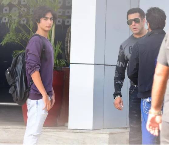 ਯੂਲੀਆ ਸਲਮਾਨ ਖ਼ਾਨ ਦੇ ਪਰਿਵਾਰ ਦੇ ਵੀ ਕਾਫ਼ੀ ਕਰੀਬ ਹੈ। ਅਕਸਰ ਪਰਿਵਾਰਕ ਪ੍ਰੋਗਰਾਮਾਂ ਵਿੱਚ ਸ਼ਿਰਕਤ ਕਰਦੀ ਹੈ।