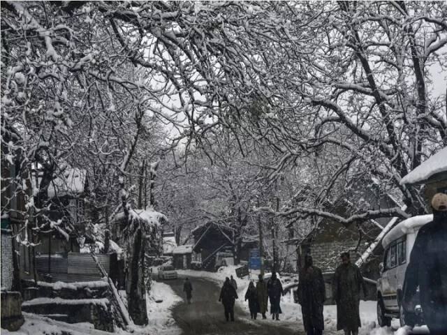 ਬਰਫ਼ਬਾਰੀ ਕਰਕੇ ਕਸ਼ਮੀਰ ’ਚ ਆਮ ਜਨਜੀਵਨ ਅਸਤ-ਵਿਅਸਤ ਹੋ ਗਿਆ। ਹਵਾਈ ਤੇ ਸੜਕੀ ਆਵਾਜਾਈ ਕੱਟਣ ਕਰਕੇ ਲੋਕਾਂ ਨੂੰ ਆਵਾਜਾਈ ’ਚ ਭਾਰੀ ਮੁਸ਼ਕਲ ਆ ਰਹੀ ਹੈ।