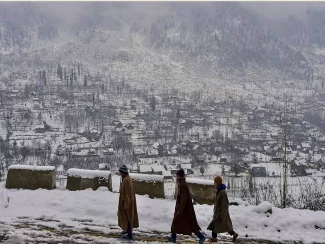 ਉੱਧਰ ਸੈਲਾਨੀ ਬਰਫ਼ਬਾਰੀ ਦੀ ਰੱਜ ਕੇ ਆਨੰਦ ਮਾਣ ਰਹੇ ਹਨ। ਸੜਕਾਂ ਤੋਂ ਬਰਫ਼ ਹਟਾਉਣ ਲਈ ਮਸ਼ੀਨਾਂ ਦੀ ਮਦਦ ਲਈ ਜਾ ਰਹੀ ਹੈ। ਜਲਦ ਆਵਾਜਾਈ ਦੁਬਾਰਾ ਸ਼ੁਰੂ ਕਰਨ ਦਾ ਭਰੋਸਾ ਦਿੱਤਾ ਗਿਆ ਹੈ।