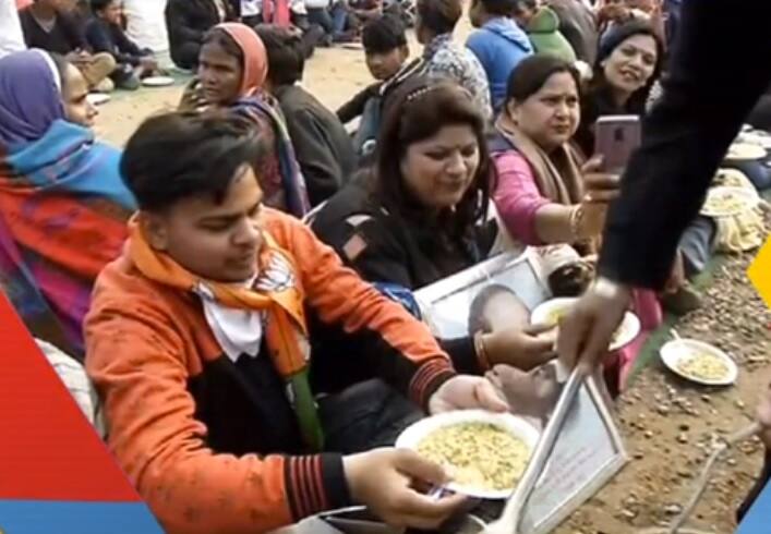 ਖ਼ਾਸ ਗੱਲ ਇਹ ਰਹੀ ਕਿ ਖਿਚੜੀ ਲਈ 3 ਲੱਖ ਦਲਿਤਾਂ ਦੇ ਘਰੋਂ ਦਾਲ ਤੇ ਚੌਲ ਮੰਗਵਾਏ ਗਏ ਇਹ ਖਿਚੜੀ ਰੈਲੀ 'ਚ ਹਿੱਸਾ ਲੈਣ ਆਏ ਕਾਰਕੁੰਨਾ ਵਿਚਾਲੇ ਹੀ ਵੰਡੀ ਗਈ। 