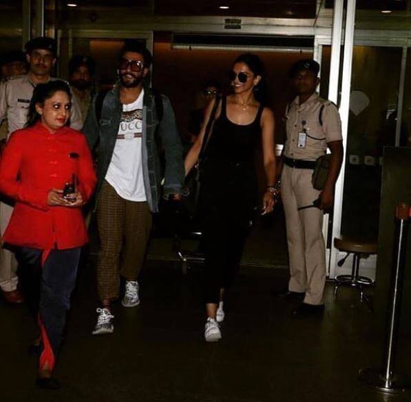 ਏਅਰਪੋਰਟ ‘ਤੇ ਮੌਜੂਦ ਲੋਕਾਂ ਨੇ ਉਨ੍ਹਾਂ ਨੂੰ ਦੇਖ ਨੇ ‘ਰਣਵੀਰ ਭਾਈ’ ਕਹਿ ਕੇ ਬੁਲਾਉਣਾ ਸ਼ੁਰੂ ਕਰ ਦਿੱਤਾ ਜਿਸ ਤੋਂ ਬਾਅਦ ਰਣਵੀਰ ਦੇ ਚਹਿਰੇ ‘ਤੇ ਖੁਸ਼ੀ ਆ ਗਈ।