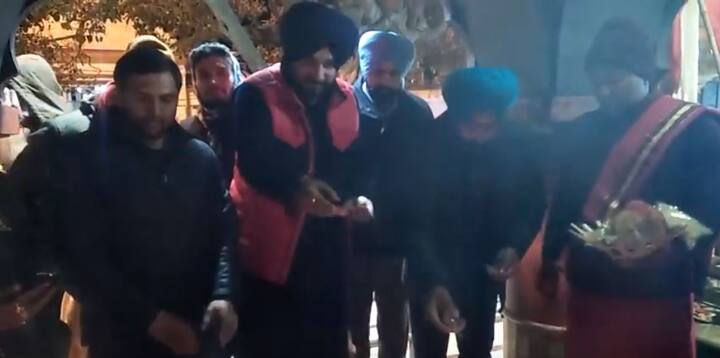 ਇੱਥੇ ਪਹੁੰਚਣ 'ਤੇ ਉਨ੍ਹਾਂ ਦੱਸਿਆ ਕਿ ਉਨ੍ਹਾਂ ਦੇ ਮਾਤਾ ਹਿੰਦੂ ਸਨ ਤੇ ਪਿਤਾ ਸਿੱਖ। ਘਰ ਵਿੱਚ ਸ਼ਿਵ ਦੀ ਪੂਜਾ ਹੁੰਦੀ ਸੀ ਤੇ ਨਾਲ ਹੀ ਗੁਰਬਾਣੀ ਨਿਤਨੇਮ ਵੀ ਰੋਜ਼ਾਨਾ ਹੁੰਦਾ ਸੀ। 