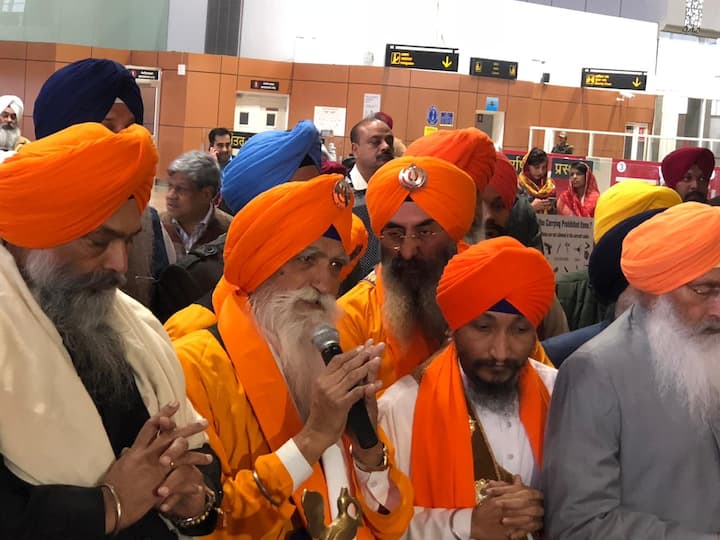 ਪਹਿਲੀ ਉਡਾਨ ਲਈ ਸਿੱਖ ਸ਼ਰਧਾਲੂ ਏਅਰਪੋਰਟ ‘ਤੇ ਆਏ ਅਤੇ ਹਜ਼ੂਰ ਸਾਹਿਬ ਲਈ ਜੈਕਾਰਿਆਂ ਲੱਗਾ ਕੇ ਸਫਰ ਦੀ ਸ਼ੁਰੂਆਤ ਕੀਤੀ।