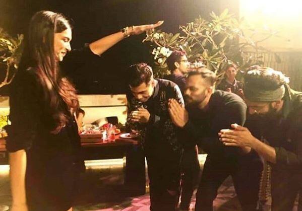 ਹਾਲ ਹੀ ‘ਚ ਰਣਵੀਰ ਸਿੰਘ ਤੇ ਸਾਰਾ ਅਲੀ ਖ਼ਾਨ ਦੀ ਫ਼ਿਲਮ ‘ਸਿੰਬਾ’ ਬਾਕਸਆਫਿਸ ‘ਤੇ ਰਿਲੀਜ਼ ਹੋਈ ਹੈ। ਇਸ ‘ਚ ਉਸ ਦੀ ਐਕਟਿੰਗ ਨੇ ਇੱਕ ਵਾਰ ਫੇਰ ਲੋਕਾਂ ਨੂੰ ਆਪਣਾ ਦੀਵਾਨਾ ਬਣਾ ਲਿਆ ਹੈ।