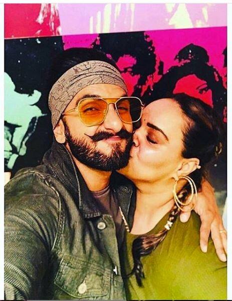 ‘ਸਿੰਬਾ’ ਦੀ ਕਮਾਈ 10 ਦਿਨਾਂ ‘ਚ 200 ਕਰੋੜ ਰੁਪਏ ਦੇ ਨੇੜੇ ਪਹੁੰਚ ਗਈ ਹੈ। ਇਸ ਦੀ ਕਾਮਯਾਬੀ ਦਾ ਜਸ਼ਨ ਬੀਤੀ ਰਾਤ ਮਨਾਇਆ ਗਿਆ। ਇਸ ‘ਚ ਟੀਮ ਨੇ ਨਾਲ ਬਾਲੀਵੁੱਡ ਦੇ ਕਈ ਸਟਾਰਸ ਸ਼ਾਮਲ ਹੋਏ।