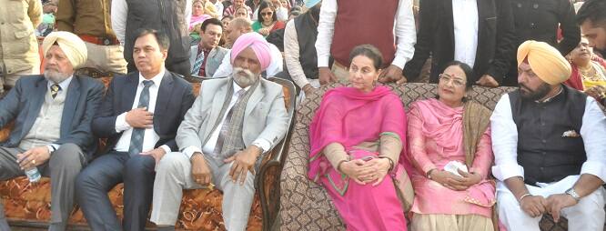 ਹਾਲਾਂਕਿ ਇਸ ਸਬੰਧੀ ਪਾਰਟੀ ਤੇ ਨਾ ਹੀ ਉਨ੍ਹਾਂ ਦੇ ਪਤੀ ਨੇ ਕੋਈ ਵੀ ਐਲਾਨ ਨਹੀਂ ਕੀਤਾ। 