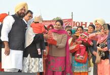 ਪਰਨੀਤ ਕੌਰ ਨੇ ਧੀਆਂ ਦੀ ਲੋਹੜੀ ਮਨਾ ਕਾਂਗਰਸ ਲਈ ਕੀਤਾ ਲੋਕ ਸਭਾ ਚੋਣਾਂ ਦਾ ਪ੍ਰਚਾਰ