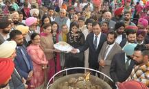 ਪਰਨੀਤ ਕੌਰ ਨੇ ਧੀਆਂ ਦੀ ਲੋਹੜੀ ਮਨਾ ਕਾਂਗਰਸ ਲਈ ਕੀਤਾ ਲੋਕ ਸਭਾ ਚੋਣਾਂ ਦਾ ਪ੍ਰਚਾਰ