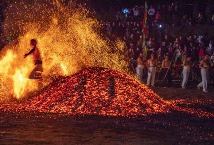 ਅਕਤੂਬਰ ‘ਚ ਨਿਭਾਈ ਜਾਣ ਵਾਲੀ ਇਸ ਰਸਮ ਨੂੰ ਲੈ ਕੇ ਮਾਨਤਾ ਹੈ ਕਿ ਇਸ ਨਾਲ ਬੁਰੀਆਂ ਆਤਮਾਵਾਂ ਨੂੰ ਦੂਰ ਕੀਤਾ ਜਾ ਸਕਦਾ ਹੈ।