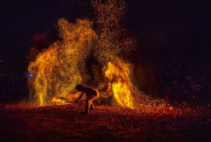 ਇਸ ਨੂੰ ਲੈ ਕੇ ਇਹ ਵੀ ਕਿਹਾ ਜਾਂਦਾ ਹੈ ਕਿ ਅੱਗ ‘ਤੇ ਚੱਲਣ ਵਾਲਿਆਂ ਨਾਲ ਲੋਕਾਂ ਦੀ ਕਿਸਮਤ ਬਦਲ ਜਾਂਦੀ ਹੈ ਤੇ ਜ਼ਿੰਦਗੀ ‘ਚ ਚੰਗੀ ਚੀਜ਼ਾਂ ਹੁੰਦੀਆਂ ਹਨ।