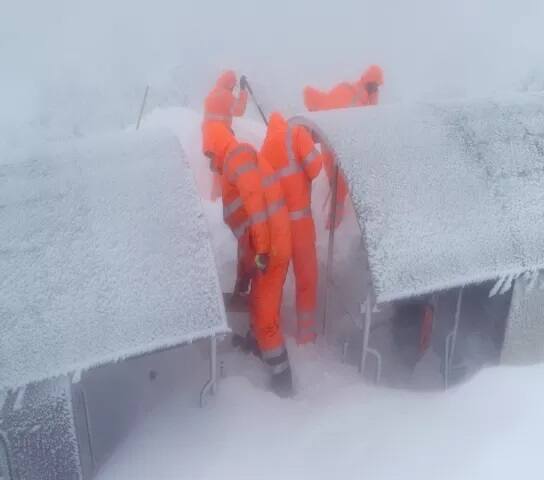 ਸਰਵਿਸ ਕੰਪਨੀ ਦੇ ਮੁਲਾਜ਼ਮ ਬਰਫ਼ ਹਟਾਉਣ ਦੀ ਕੋਸ਼ਿਸ਼ ਕਰ ਰਹੇ ਹਨ।