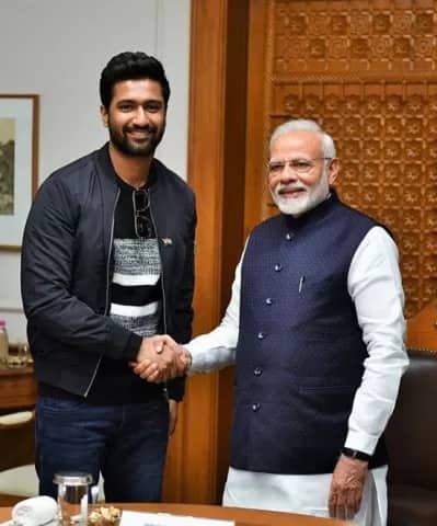 ਪੀਐਮ ਨਾਲ ਮਿਲਦਾ ਹੋਇਆ ਵਿੱਕੀ ਕੌਸ਼ਲ। ਅੱਜ ਉਸ ਦੀ ਸਰਜੀਕਲ ਸਟ੍ਰਾਈਕ ’ਤੇ ਬਣੀ ਫਿਲਮ ‘ਉੜੀ’ ਰਿਲੀਜ਼ ਹੋ ਰਹੀ ਹੈ।