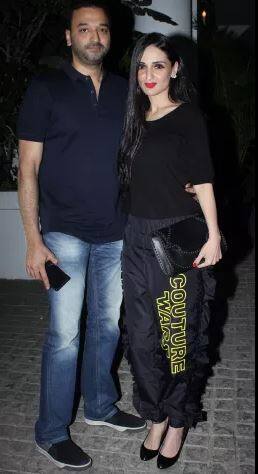 ਸਰਜਰੀ ਤੋਂ ਬਾਅਦ ਪਰਿਵਾਰ ਨਾਲ ਫ਼ਿਲਮ ਮੇਕਰ ਰਾਕੇਸ਼ ਰੋਸ਼ਨ ਨੇ ਪਹਿਲੀ ਤਸਵੀਰ ਸੋਸ਼ਲ ਮੀਡੀਆ ‘ਤੇ ਸ਼ੇਅਰ ਕੀਤੀ ਜੋ ਕਾਫੀ ਵਾਇਰਲ ਹੋ ਰਹੀ ਹੈ।