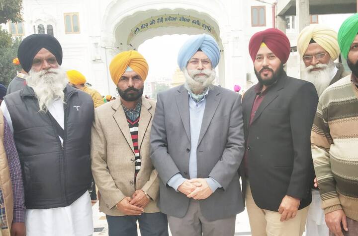ਚੰਡੀਗੜ੍ਹ: ਆਮ ਆਦਮੀ ਪਾਰਟੀ ਨੂੰ ਅਲਵਿਦਾ ਆਖ ਚੁੱਕੇ ਸੀਨੀਅਰ ਲੀਡਰ ਤੇ ਵਕੀਲ ਹਰਵਿੰਦਰ ਸਿੰਘ ਫੂਲਕਾ ਅੱਜ ਸ੍ਰੀ ਹਰਿਮੰਦਰ ਸਾਹਿਬ ਨਤਮਸਤਕ ਹੋਏ। 