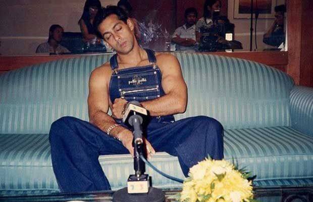 ਇਸ ਲਿਸਟ ‘ਚ ਸਭ ਤੋਂ ਪਹਿਲਾਂ ਨਾਂਅ ਆਉਂਦਾ ਹੈ ਬਾਲੀਵੁੱਡ ਦੇ ਟਾਇਗਰ ਸਲਮਾਨ ਖ਼ਾਨ ਦਾ। ਜੀ ਹਾਂ, ਇਸ ਗੱਲ ਦਾ ਖੁਲਾਸਾ ਉਨ੍ਹਾਂ ਦੇ ਪਿਤਾ ਸਲੀਮ ਖ਼ਾਨ ਨੇ ਕੀਤਾ ਹੈ। ਸਲਮਾਨ ਤਾਂ ਫ਼ਿਲਮ ਦੇ ਸੈੱਟ ‘ਤੇ ਹੀ ਸੌਂ ਜਾਂਦੇ ਹਨ ਜਿਸ ਕਰਕੇ ਅਕਸਰ ਟੀਮ ਨੂੰ ਪਰੇਸ਼ਾਨੀ ਦਾ ਸਾਹਮਣਾ ਕਰਨਾ ਪੈਂਦਾ ਹੈ।