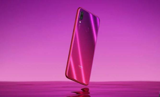 ਫੋਨ ਦੇ ਫੀਚਰਜ਼ ਦੀ ਗੱਲ ਕੀਤੀ ਜਾਵੇ ਤਾਂ ਇਸ ਦੇ ਦੋ ਹੀ ਵੈਰਿਅੰਟ ਹਨ, ਜਿਸ ‘ਚ 4 ਜੀਬੀ ਰੈਮ ਅਤੇ 64 ਜੀਬੀ ਮੈਮਰੀ ਅਤੇ 6 ਜੀਬੀ ਰੈਮ ਦੇ ਨਾਲ 64 ਜੀਬੀ ਮੈਮਰੀ ਦਾ ਆਪਸ਼ਨ ਦਿੱਤਾ ਗਿਆ ਹੈ।