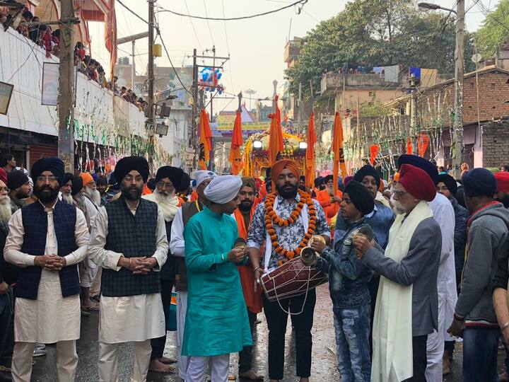 ਤਖ਼ਤ ਸਾਹਿਬਾਨ ਦੇ ਜਥੇਦਾਰ ਤੋਂ ਇਲਾਵਾ ਨਗਰ ਕੀਰਤਨ ਵਿੱਚ ਸਿਆਸੀ ਲੀਡਰਾਂ ਨੇ ਵੀ ਸ਼ਿਰਕਤ ਕੀਤੀ।