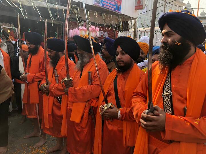 ਇੱਧਰ ਅੰਮ੍ਰਿਤਸਰ ਵਿੱਚ ਵੀ ਸ੍ਰੀ ਗੁਰੂ ਗੋਬਿੰਦ ਸਿੰਘ ਜੀ ਦੇ ਪ੍ਰਕਾਸ਼ ਪੁਰਬ ਤੋਂ ਇੱਕ ਦਿਨ ਪਹਿਲਾਂ ਸ਼੍ਰੋਮਣੀ ਗੁਰਦੁਆਰਾ ਪ੍ਰਬੰਧਕ ਕਮੇਟੀ ਵੱਲੋਂ ਨਗਰ ਕੀਰਤਨ ਸਜਾਇਆ ਗਿਆ।