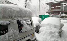 ਲੋਹੜੀ ਦੀ ਰਾਤ ਤੋਂ ਪਹਿਲਾਂ ਪਹਾੜਾਂ \'ਤੇ ਭਾਰੀ ਬਰਫ਼ਬਾਰੀ ਤੇ ਮੈਦਾਨਾਂ \'ਚ ਹਲਕੀ ਬਾਰਿਸ਼ ਕਾਰਨ ਠੰਢ ਵਧੀ