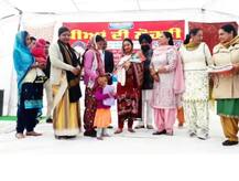 ਬਾਦਲਾਂ ਦੀ ਨੂੰਹ ਹਰਸਿਮਰਤ ਨੇ ਗਿੱਧਾ ਪਾ ਕੇ ਪੱਟੀਆਂ ਧੂੜਾਂ...