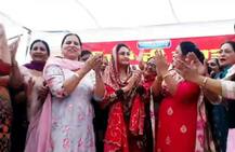 ਬਾਦਲਾਂ ਦੀ ਨੂੰਹ ਹਰਸਿਮਰਤ ਨੇ ਗਿੱਧਾ ਪਾ ਕੇ ਪੱਟੀਆਂ ਧੂੜਾਂ...