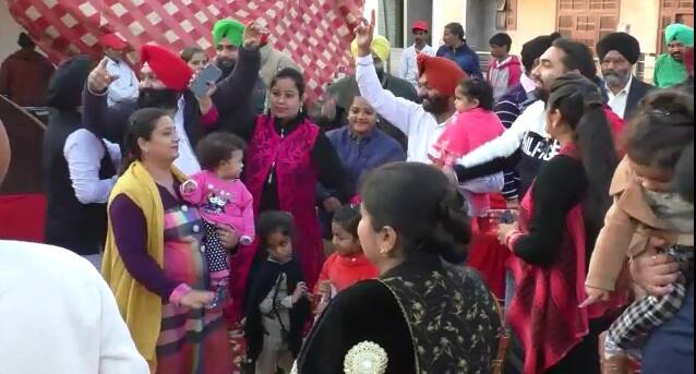 ਉੱਧਰ ਲੁਧਿਆਣਾ ਵਿੱਚ ਵੀ ਪੁਲਿਸ ਕਮਿਸ਼ਨਰ ਸੁਖਚੈਨ ਗਿੱਲ ਨੇ ਪਤੰਗ ਉਡਾ ਕੇ ਲੋਹੜੀ ਦਾ ਤਿਉਹਾਰ ਮਨਾਇਆ। ਇੱਥੇ ਵੀ ਕੁੜੀਆਂ ਨੇ ਗਿੱਧਾ ਪਾ ਕੇ ਇੱਕ ਦੂਜੇ ਨੂੰ ਲੋਹੜੀ ਦੀ ਵਧਾਈ ਦਿੱਤੀ।