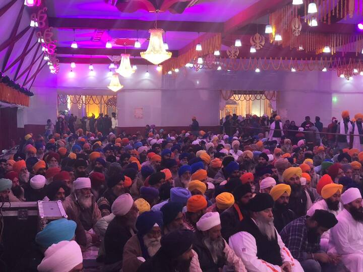ਇਸ ਮੌਕੇ ਜਿਵੇਂ ਹੀ ਸ਼੍ਰੀ ਅਖੰਡ ਪਾਠ ਸਾਹਿਬ ਦੇ ਸਲੋਕ ਸ਼ੁਰੂ ਹੋਏ, ਜਿੱਥੇ-ਕਿਤੇ ਵੀ ਸੰਗਤਾਂ ਨੂੰ ਥਾਂ ਮਿਲੀ, ਉੱਥੇ ਬੈਠ ਕੇ ਹਰ ਕਿਸੇ ਨੇ ਗੁਰਬਾਣੀ ਦਾ ਆਨੰਦ ਮਾਣਿਆ। 