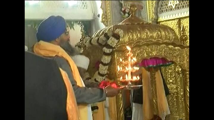 ਸੰਗਤਾਂ ਨੇ ਫੁੱਲਾਂ ਦੀ ਵਰਖਾ ਕੀਤੀ। 