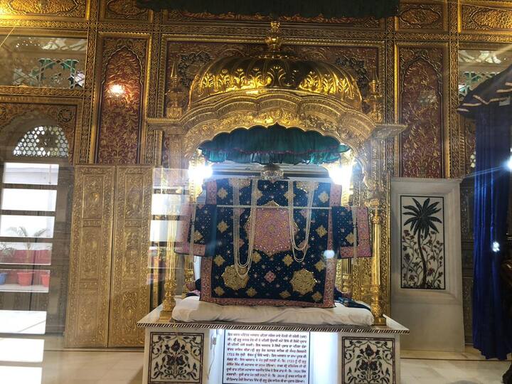 ਭੋਗ ਉਪਰੰਤ ਭਾਈ ਹਰਜੋਤ ਸਿੰਘ ਜ਼ਖਮੀ ਦੇ ਰਾਗੀ ਜਥੇ ਨੇ ਕੀਰਤਨ ਰਾਹੀਂ ਸੰਗਤਾਂ ਨੂੰ ਨਿਹਾਲ ਕੀਤਾ।