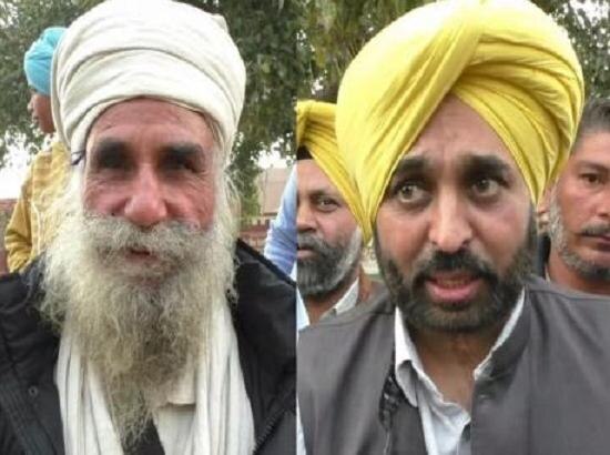 old man give bottle to bhagwant mann ਜਦੋਂ ਬਾਬੇ ਨੇ ਭਗਵੰਤ ਮਾਨ ਨੂੰ ਸਟੇਜ਼ 'ਤੇ ਭੇਟ ਕੀਤੀ ਦੇਸੀ 'ਬੋਤਲ', ਸੋਸ਼ਲ ਮੀਡੀਆ 'ਤੇ ਵਾਇਰਲ