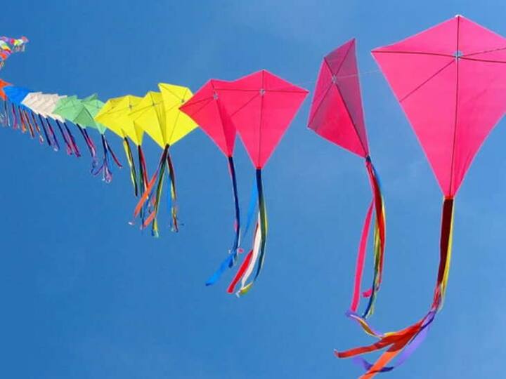 ਕੁਦਰਤੀ ਮਹੱਤਵ- ਇਸ ਤੋਂ ਇਲਾਵਾ ਇਸ ਦਾ ਇੱਕ ਹੋਰ ਕੁਦਰਤੀ ਕਾਰਨ ਵੀ ਹੈ। ਦਰਅਸਲ ਮਕਰ ਸੰਕਰਾਂਤੀ ਦੇ ਕੁਝ ਦਿਨ ਬਾਅਦ ਬਸੰਤ ਦਾ ਆਗਮਨ ਹੁੰਦਾ ਹੈ। ਬਸੰਤ ਰੁੱਤ ਦਾ ਰੰਗ ਪੀਲਾ ਹੁੰਦਾ ਹੈ ਤੇ ਖਿਚੜੀ ਦਾ ਰੰਗ ਵੀ ਪੀਲਾ ਹੁੰਦਾ ਹੈ।