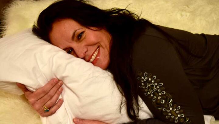 Woman Earns ₹ 28 Lacs A Year Just By Hugging and Cuddling People ਅਜਿਹਾ ਕਰ ਸਾਲ ‘ਚ 28 ਲੱਖ ਰੁਪਏ ਕਮਾਉਂਦੇ ਹੈ ਰੌਬੀਨ ਸਟੀਨ