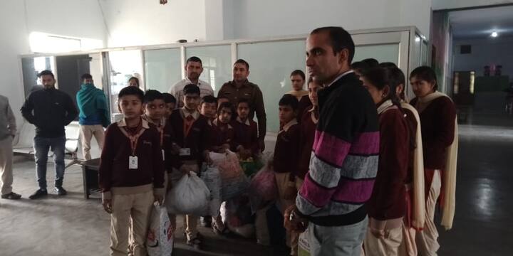 ਇਸ ਲਈ ਉਸ ਨੇ ਅਮੀਰ ਤੇ ਮੱਧ ਵਰਗੀ ਪਰਿਵਾਰਾਂ ਤੋਂ ਕੱਪੜੇ ਲੈਕੇ ਗ਼ਰੀਬਾਂ ਵਿੱਚ ਵੰਡਦੇ ਹਨ। ਤਿੰਨ ਸਾਲਾਂ ਦੌਰਾਨ ਉਹ ਤਕਰੀਬਨ ਸਾਢੇ ਤਿੰਨ ਹਜ਼ਾਰ ਬੱਚਿਆਂ ਦੀ ਮਦਦ ਕਰ ਚੁੱਕੇ ਹਨ।