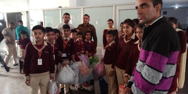 ਇਸ ਨੇਕ ਕੰਮ ਵਿੱਚ ਸੁਨੀਲ ਸੰਧੂ ਨਾਲ ਹੋਰ ਲੋਕ ਵੀ ਜੁੜ ਰਹੇ ਹਨ। ਉਨ੍ਹਾਂ ਸੋਸ਼ਲ ਮੀਡੀਆ 'ਤੇ ਸੰਦੇਸ਼ ਪਾਇਆ ਕਿ ਕਿਸੇ ਦੇ ਵੀ ਘਰ ਸਾਫ ਕੱਪੜੇ ਜਾਂ ਜੁੱਤੇ-ਚੱਪਲ ਹੋਣ ਉਹ ਜ਼ਰੂਰਤਮੰਦਾਂ ਨੂੰ ਦੇਣ ਦੀ ਇੱਛਾ ਰੱਖਦੇ ਹੋਣ ਤਾਂ ਉਨ੍ਹਾਂ ਨੂੰ ਸੰਪਰਕ ਕਰਨ। ਇਸ ਤੋਂ ਇਲਾਵਾ ਉਹ ਸਕੂਲਾਂ, ਮੰਦਰਾਂ ਤੇ ਹੋਰ ਥਾਵਾਂ 'ਤੇ ਡੌਂਡੀ ਵੀ ਕਰਵਾਉਂਦੇ ਹਨ। 