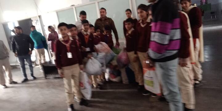 ਫਿਰ ਜਮ੍ਹਾ ਹੋਏ ਕੱਪੜਿਆਂ ਨੂੰ ਟ੍ਰੈਕਟਰ ਟਰਾਲੀ ਜਾਂ ਜੀਪ ਵਿੱਚ ਭਰ ਕੇ ਜ਼ਰੂਰਤਮੰਦਾਂ ਨੂੰ ਵੰਡਣ ਨਿੱਕਲ ਪੈਂਦੇ ਹਨ। ਛੁੱਟੀ ਵਾਲੇ ਦਿਨ ਸੁਨੀਲ ਸੰਧੂ ਘੱਟੋ-ਘੱਟ ਪੰਜ ਸਕੂਲਾਂ ਵਿੱਚ ਜਾ ਕੇ ਬੱਚਿਆਂ ਜਾਂ ਸਟਾਫ਼ ਨੂੰ ਪ੍ਰੇਰਨਾ ਦਿੰਦੇ ਹਨ। ਇਸ ਕੰਮ ਵਿੱਚ ਉਨ੍ਹਾਂ ਦਾ ਪਰਿਵਾਰ, ਸਹਿਕਰਮੀ ਤੇ ਹੋਰ ਸਮਾਜਸੇਵੀ ਸਾਥ ਦੇ ਰਹੇ ਹਨ। 