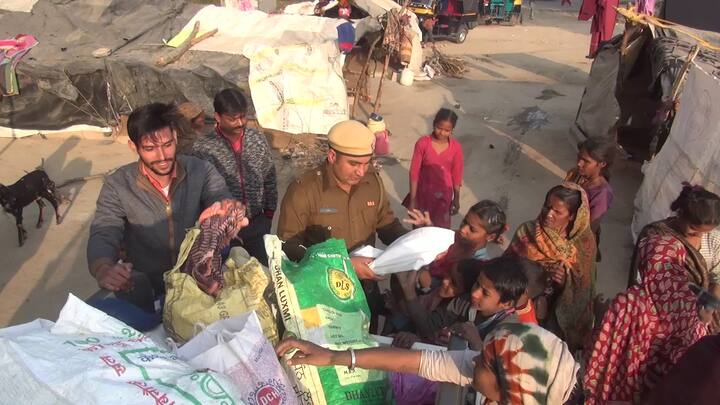 ਉੱਥੇ ਉਨ੍ਹਾਂ ਨੂੰ ਨੰਗੇ ਪੈਰ ਫਿਰਦੇ ਬੱਚੇ ਨੂੰ ਦੇਖਿਆ ਜਿਸ ਦੇ ਸਰੀਰ 'ਤੇ ਕੜਾਕੇ ਦੀ ਠੰਢ ਤੋਂ ਬਚਾਉਣ ਲਈ ਲੋੜੀਂਦੇ ਕੱਪੜੇ ਵੀ ਨਹੀਂ ਸਨ। ਸੁਨੀਲ ਨੇ ਇੱਟਾਂ ਖਰੀਦਣ ਤੋਂ ਪਹਿਲਾਂ ਸ਼ਹਿਰ ਜਾ ਕੇ ਕੱਪੜੇ ਤੇ ਚੱਪਲਾਂ ਖਰੀਦੀਆਂ ਤੇ ਉਸ ਬੱਚੇ ਨੂੰ ਪਹਿਨਾਏ। 