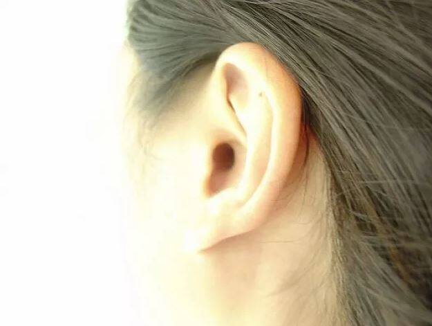 ਇਸ ਤੋਂ ਬਾਅਦ ਚੇਨ ਫੀਮੇਲ ਈਐਨਟੀ ਸਪੈਸ਼ਲਿਸਟ ਕੋਲ ਗਈ, ਜਿਸ ਨਾਲ ਗੱਲ ਕਰਦੇ ਸਮੇਂ ਉਸ ਨੂੰ ਸਭ ਕੁਝ ਸੁਣਾਈ ਦੇ ਰਿਹਾ ਸੀ। ਉਹ ਇਹ ਦੇਖ ਕੇ ਹੈਰਾਨ ਹੋ ਗਈ ਕਿ ਜਦੋਂ ਕਮਰੇ ‘ਚ ਇੱਕ ਆਦਮੀ ਆਇਆ ਤਾਂ ਉਸ ਨੂੰ ਉਸ ਵਿਅਕਤੀ ਦੀ ਆਵਾਜ਼ ਵੀ ਸੁਣਾਈ ਨਹੀਂ ਦੇ ਰਹੀ ਸੀ।