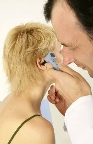 ਚੇਨ ਦੀ ਇਸ ਬਿਮਾਰੀ ਨਾਲ ਸਭ ਹੈਰਾਨ ਹੋ ਗਏ ਤੇ ਇਸ ਤੋਂ ਬਾਅਦ ਡਾਕਟਰ ਜਾਂਚ ਤੋਂ ਬਾਅਦ ਇਸ ਨਤੀਜੇ ‘ਤੇ ਪਹੁੰਚੇ ਕੀ ਚੇਨ ਨੂੰ ਰਿਵਰਸ ਹਿਅਰਿੰਗ ਲੌਸ ਹੋਇਆ ਹੈ ਜੋ 13 ਹਜ਼ਾਰ ਵਿੱਚੋਂ ਕਿਸੇ ਇੱਕ ਨੂੰ ਹੁੰਦਾ ਹੈ। ਇਸ ਬਿਮਾਰੀ ਦਾ ਇਲਾਜ ਸੰਭਵ ਹੈ।