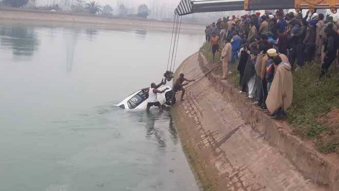 3 youths killed as car falls into Bhakra canal ਕਾਰ ਭਾਖੜਾ 'ਚ ਡਿੱਗੀ, ਕੁਸ਼ਤੀਆਂ ਵੇਖ ਪਰਤ ਰਹੇ 3 ਨੌਜਵਾਨਾਂ ਦੀ ਮੌਤ