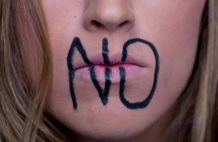 ਜਿਣਸੀ ਸ਼ੋਸ਼ਣ ਦੀ ਸਭ ਤੋਂ ਆਮ ਘਟਨਾਵਾਂ ਵਿੱਚ ਕੱਪੜਿਆਂ, ਸਰੀਰ ਜਾਂ ਅਸ਼ਲੀਲ ਗਤੀਵਿਧੀਆਂ ਬਾਰੇ ਭੱਦੀਆਂ ਟਿੱਪਣੀਆਂ ਤਕ ਦੀਆਂ ਗੱਲਾਂ ਸਾਹਮਣੇ ਆਈਆਂ ਹਨ। ਇਸ ਸਰਵੇਖਣ ਵਿੱਚ ਕਿਹਾ ਗਿਆ ਹੈ ਕਿ ਜਿਣਸੀ ਸ਼ੋਸ਼ਣ ਕਰਨ ਵਾਲੇ ਹਰ ਤਿੰਨ ਵਿਅਕਤੀਆਂ ਵਿੱਚ ਦੋ ਪੁਰਸ਼ ਤੇ ਹਰ ਚਾਰਾਂ ਵਿੱਚ ਇੱਕ ਨਰੀਖਣ ਅਧਿਕਾਰੀ ਜਾਂ ਮੈਨੇਜਰ ਹੈ। 